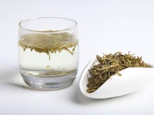 嗓子干癢喝金銀花茶-潤喉糖不宜長期食用