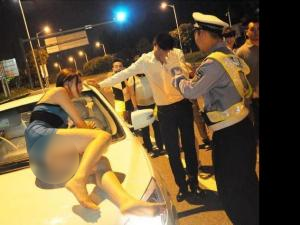 醉酒爆乳海歸女酒后“調(diào)戲”交警 車頂遙控駕車