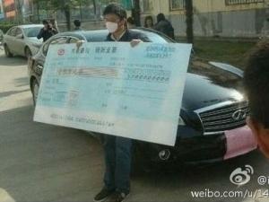 男子開豪車持百萬支票在華中科技大學(xué)求婚