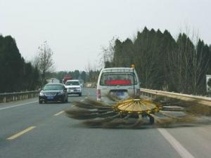 綿陽風火輪清掃車驚呆路人 “馬路神器”拯救地球