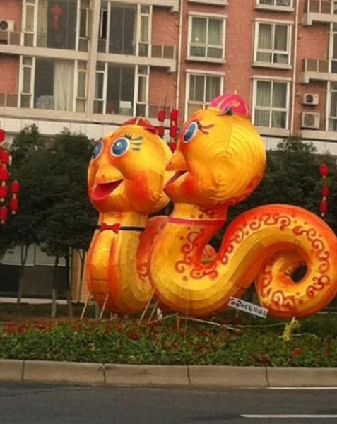 雞頭蛇遭網(wǎng)友吐槽：四川資陽(yáng)成渝高速公路收費(fèi)站蛇年吉祥物已被拆除