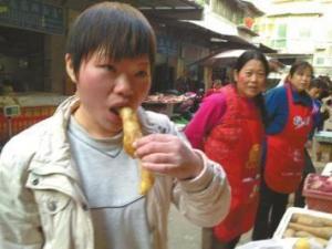 德陽(yáng)女子吃生姜上癮三年 每天至少吃兩斤生姜