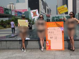 ?美女舉牌倡議母乳喂養(yǎng)“限購不限愛 母乳乃大愛”