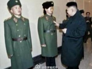 作家崔成浩發(fā)布金正恩摸女兵胸部照引熱議