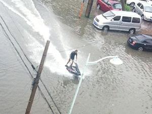 天津暴雨摩托艇：天津大暴雨街頭驚現(xiàn)摩托艇哥