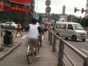 哎！閨女沒穿褲子就騎自行車上街了