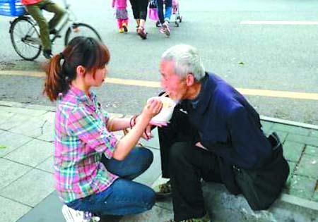 喂飯造型兩天擺兩次，深圳最美90后女孩給乞丐喂飯是商業(yè)炒作