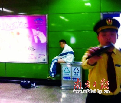 廣州地鐵再現(xiàn)“大便弟”，學(xué)生校服弟難忍內(nèi)急找垃圾桶解決(圖)，反映地鐵公共設(shè)施不完善，服務(wù)不到位。