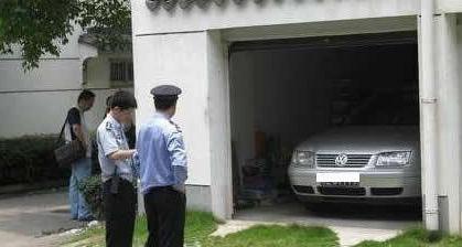 湖南岳陽(yáng)千萬(wàn)老富翁與年輕妙齡女一絲不掛裸死車內(nèi)