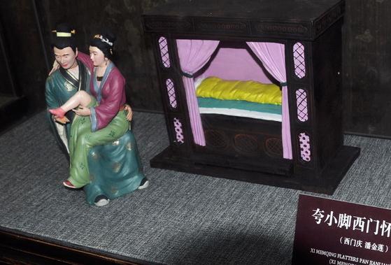 臺(tái)兒莊古城景區(qū)建武松殺嫂祭兄雕塑，潘金蓮胸部竟全裸惹爭(zhēng)議