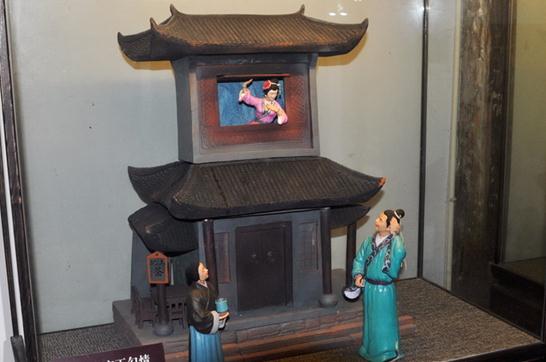 西門慶簾下勾情，臺(tái)兒莊古城景區(qū)建武松殺嫂祭兄雕塑，潘金蓮胸部竟全裸惹爭(zhēng)議