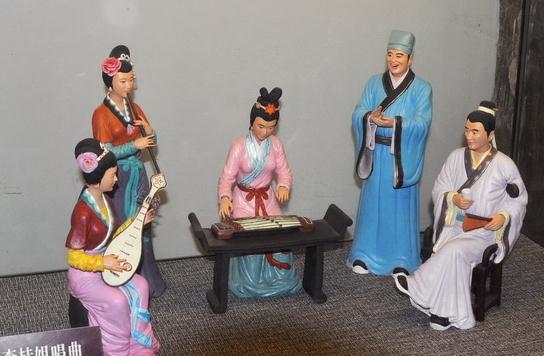 獻(xiàn)殷勤李桂姐唱曲，臺(tái)兒莊古城景區(qū)建武松殺嫂祭兄雕塑，潘金蓮胸部竟全裸惹爭(zhēng)議