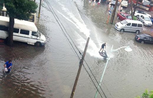 天津暴雨摩托艇：天津大暴雨街頭驚現(xiàn)摩托艇哥