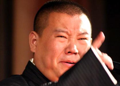 郭德綱春晚相聲被批笑料不足，郭德綱回應(yīng)“爺?shù)闹腔郾忍O(jiān)強(qiáng)”