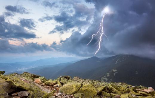 雷電來(lái)臨哪里最安全？電閃雷鳴自我保護(hù)法