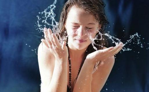 夏季如何護(hù)膚？清潔卸妝不可少