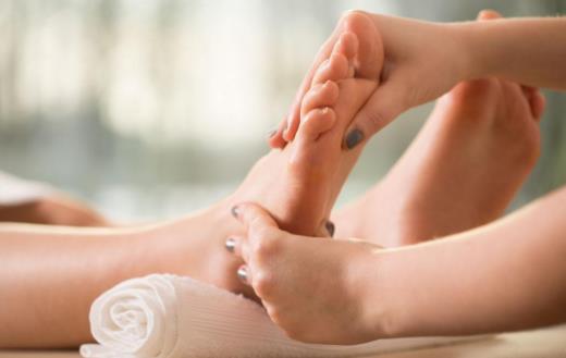 人老腳先衰 按摩腳部5大保健穴來(lái)強(qiáng)身健體
