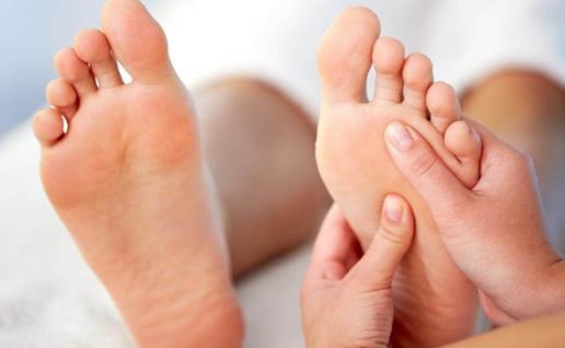 人老腳先衰 按摩腳部5大保健穴來(lái)強(qiáng)身健體