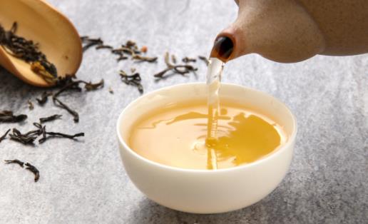 夏日飲茶好處多，醫(yī)生提醒：有兩類(lèi)女性不宜飲茶，否則會(huì)