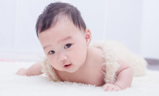 寶寶發(fā)燒如何應(yīng)對 給寶寶退熱警惕5個誤區(qū)